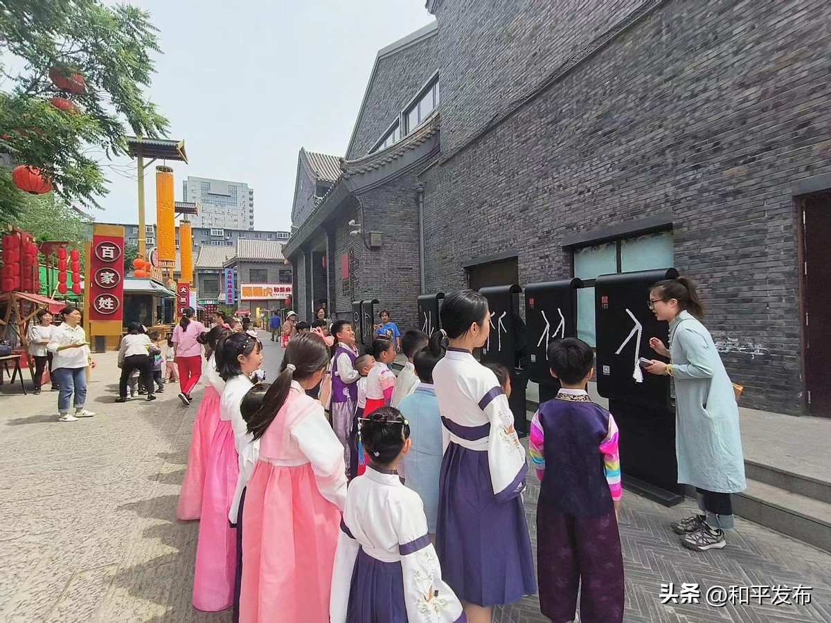 寻中华之源赏汉字之美——和平区幼、小学生走进汉字主题书房庆“六一”