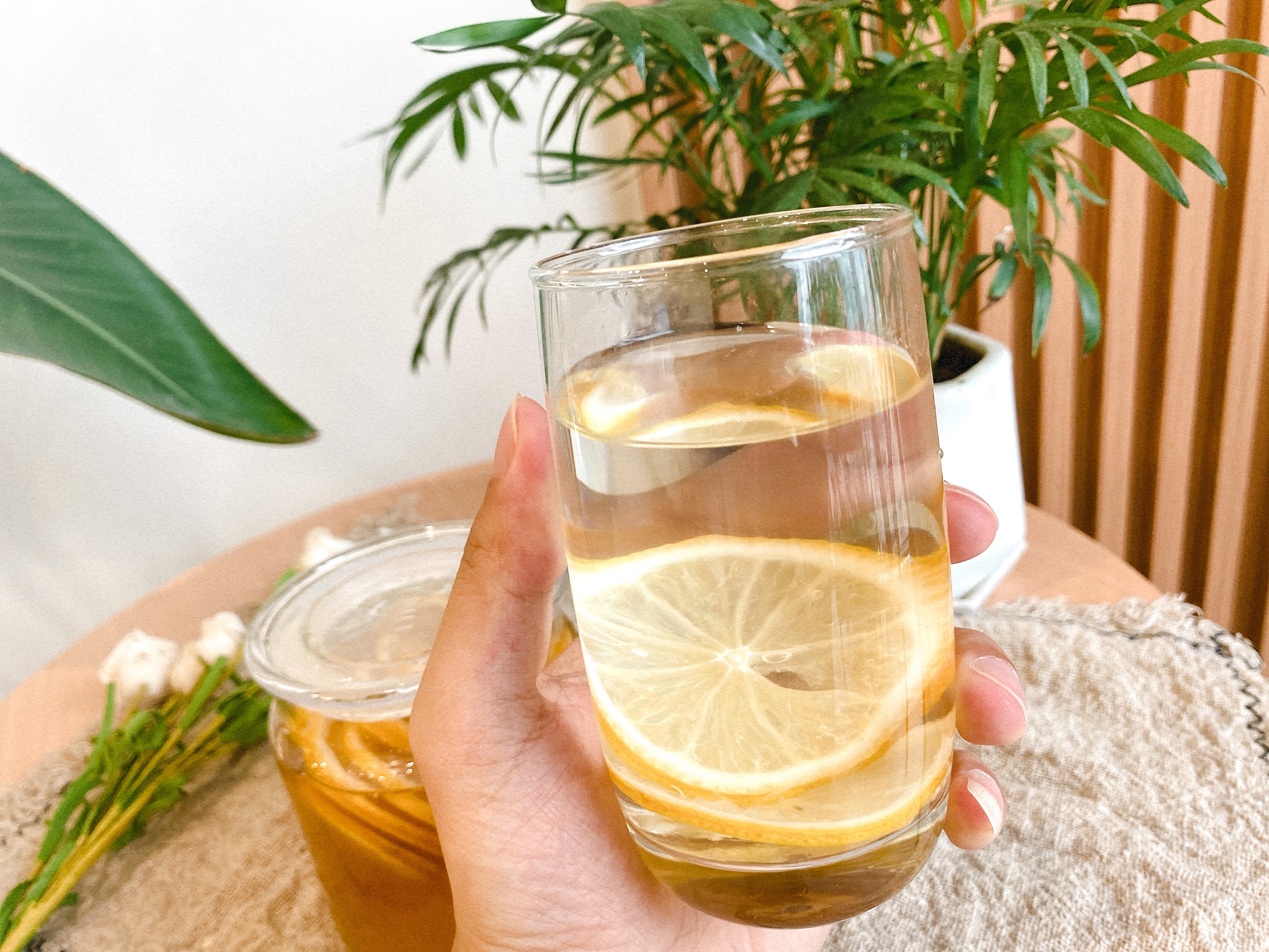 如何用柠檬和蜂蜜做出好喝的饮品,柠檬蜂蜜怎么做不浪费蜂蜜
