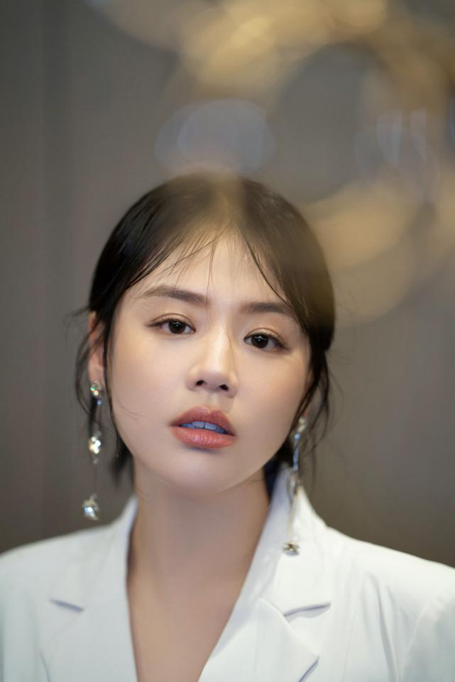 最近哪个明星割双眼皮前后对比,明星一般都做什么样的双眼皮