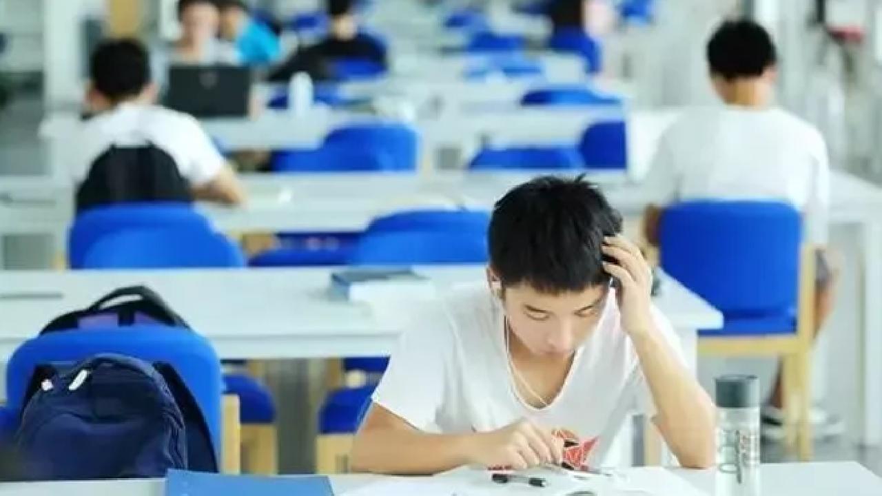 “高考钉子户”高考15次，只为上清华，今年参加高考时已35岁