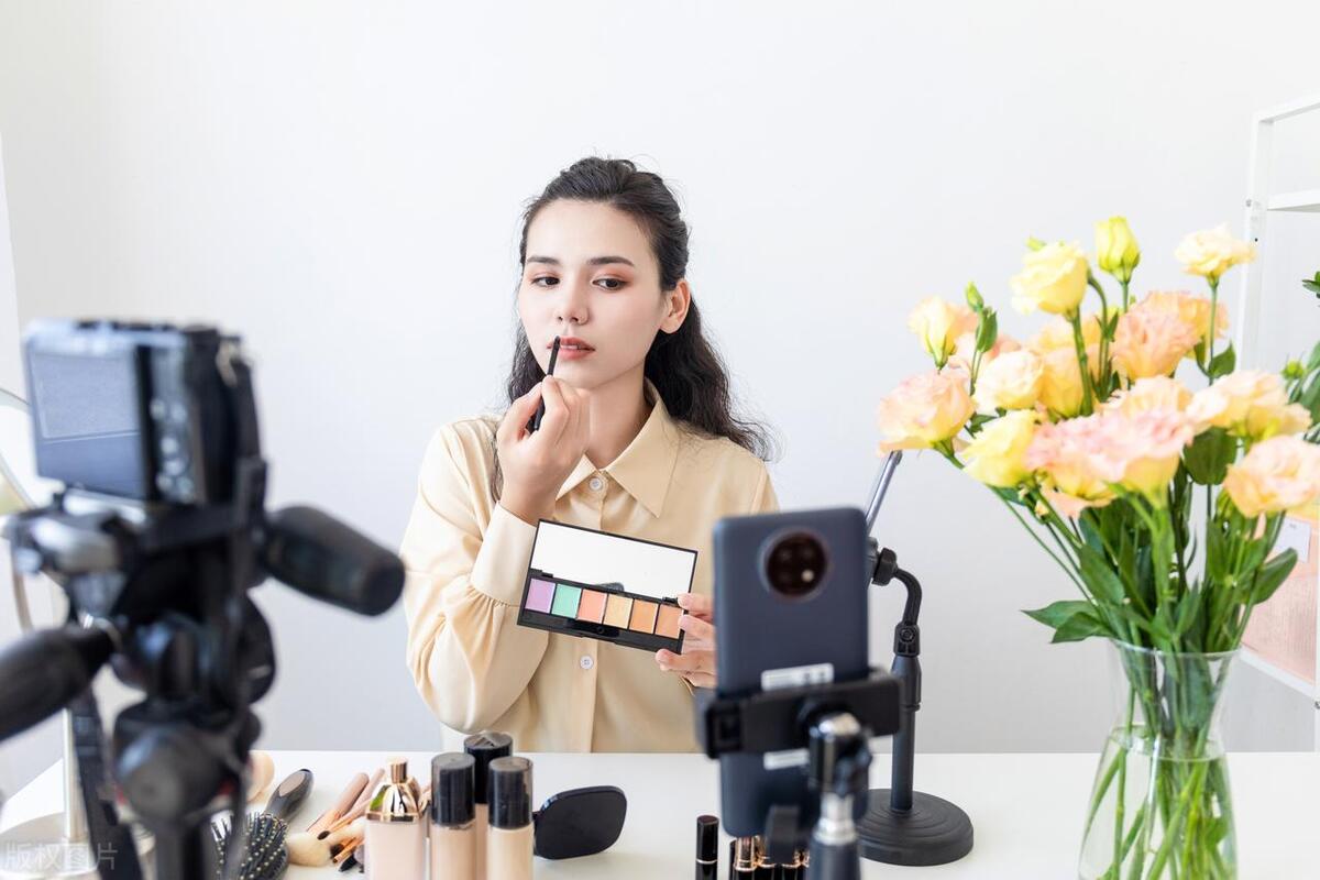 为什么学历低能当网红赚那么多钱,当大网红一年可以挣多少钱