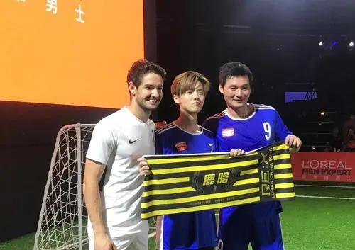 鹿晗带关晓彤看足球比赛,王思聪谈关晓彤跟鹿晗