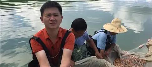 小伙养泥鳅年入百万,90后小伙养变异泥鳅