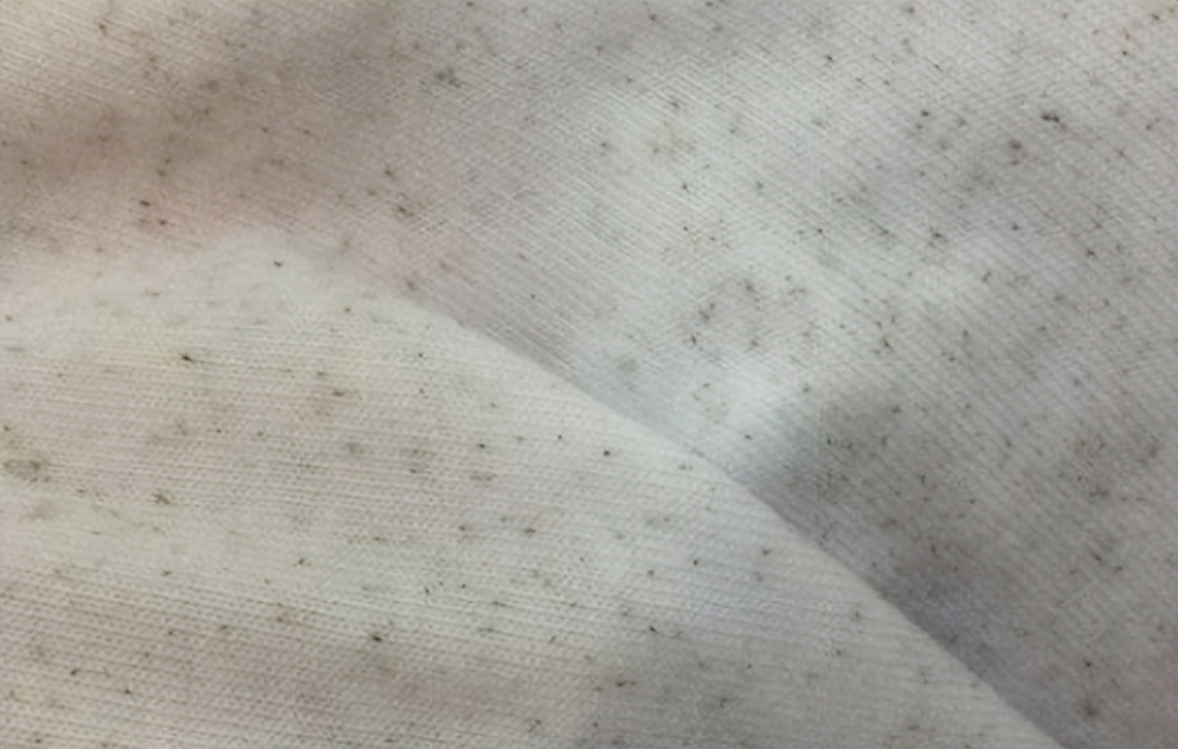 白衣服上的发霉污渍怎么洗掉,衣服发黄发霉试试这款洗衣神器