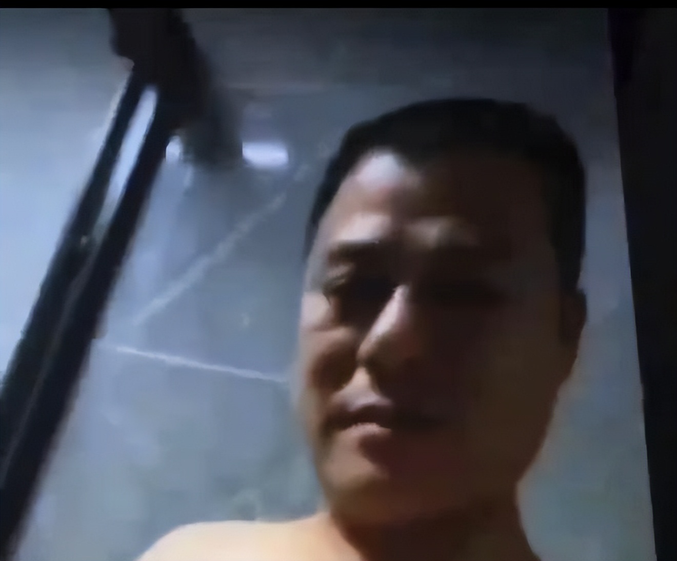 小杨哥又摊上事了,老爸在业主群深夜发不雅视频,人设翻车