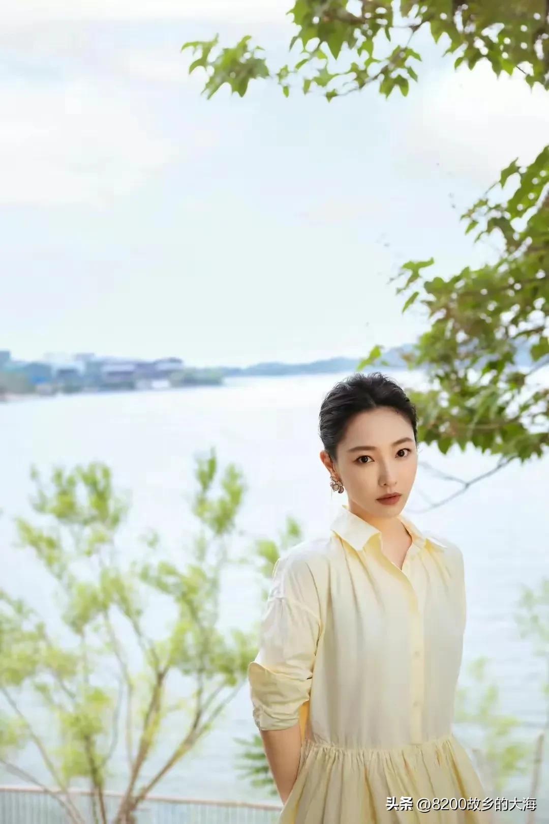 正是看荷花开的好时节,荷花盛开的季节便是人间好时节