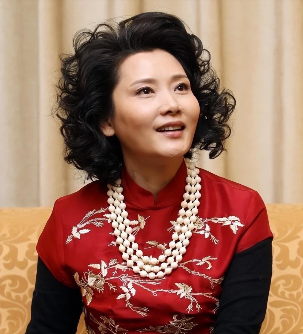 何赛飞嫁给老公的原因,何赛飞与妹妹同台十年演夫妻