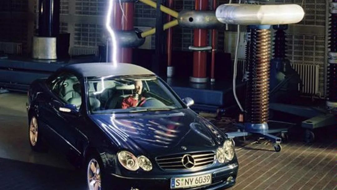 雷雨天开车有危险吗,雷雨天开电车回家危险吗