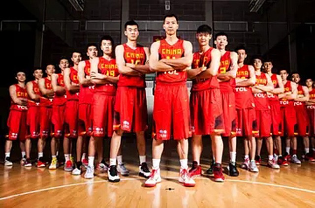 篮协副主席宫鲁鸣坐替补席,篮协主席宫鲁鸣