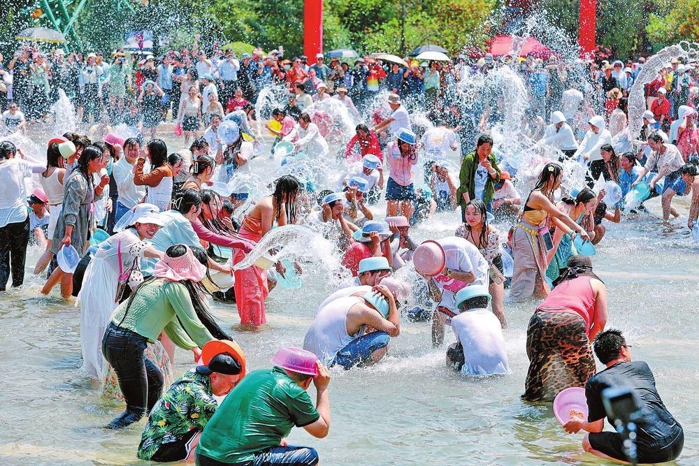 西双版纳万人泼水节视频,西双版纳游玩攻略体验万人泼水节