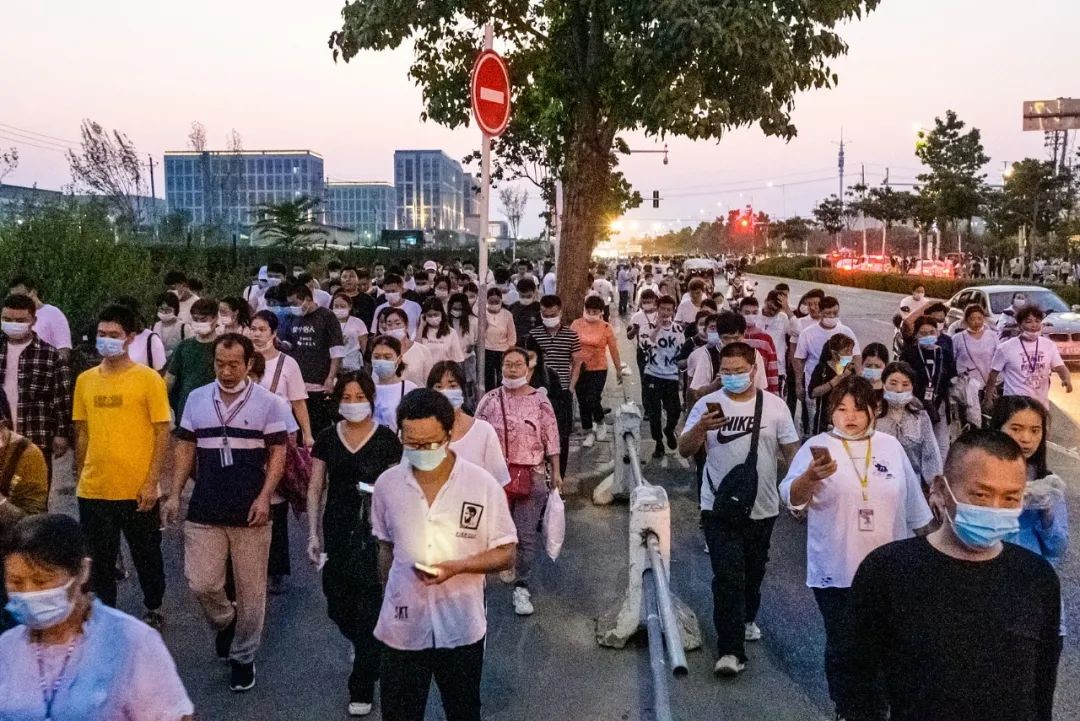 提桶人困在富士康：无班可加，有人绩效仅1元，但多数人选择留下