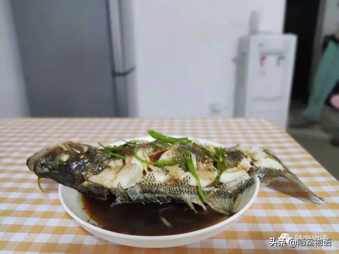 清蒸鱼怎么做好吃还很简单,清蒸鱼怎么做才好吃快来看看吧