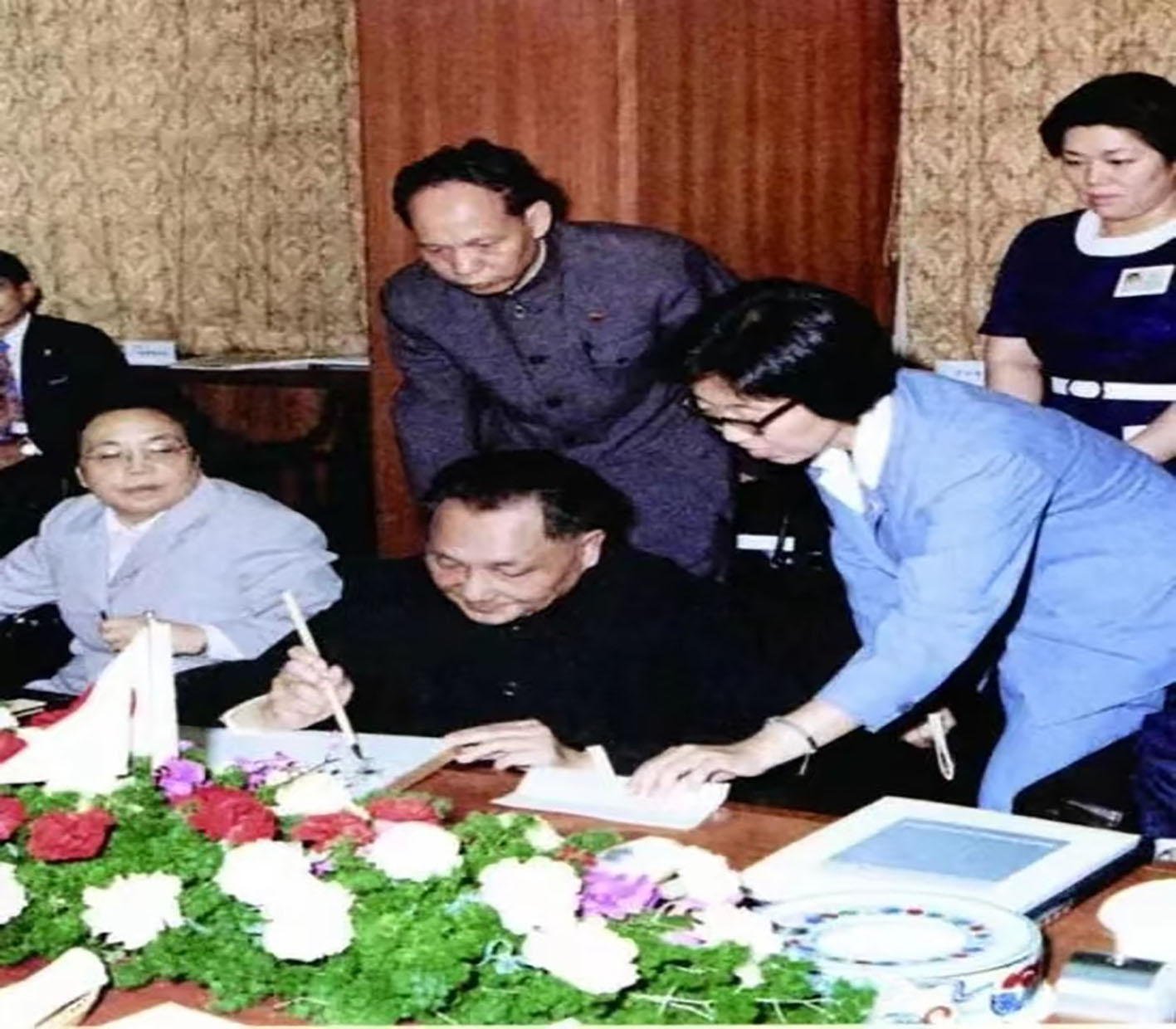 78年邓公外出访问,他紧紧握住一名日本人的手说:请帮助中国