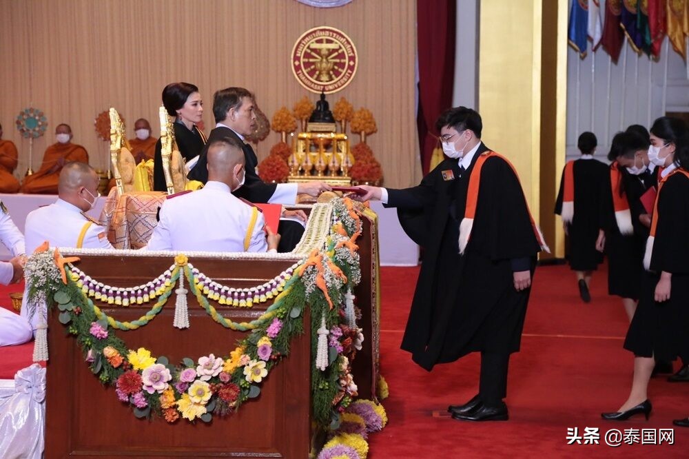 泰国国王携王后为法政大学毕业生颁发学位证