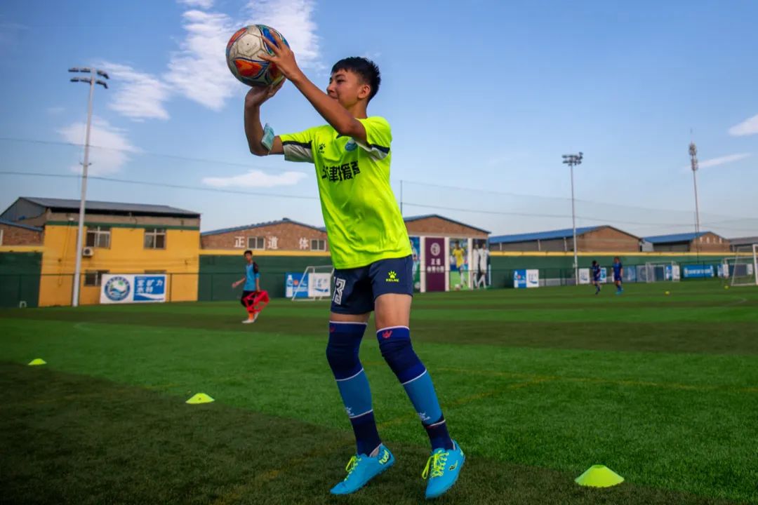 “十城带百县”助力乡村振兴|*疆新**和田足球小巴郎感受天津足协外教训练指导现场观战津超赛事