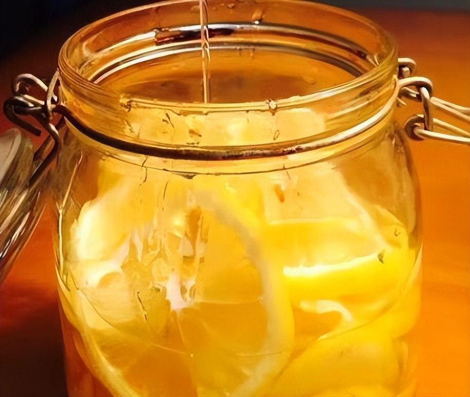 柠檬泡水喝的两大禁忌,柠檬泡水喝的禁忌和副作用