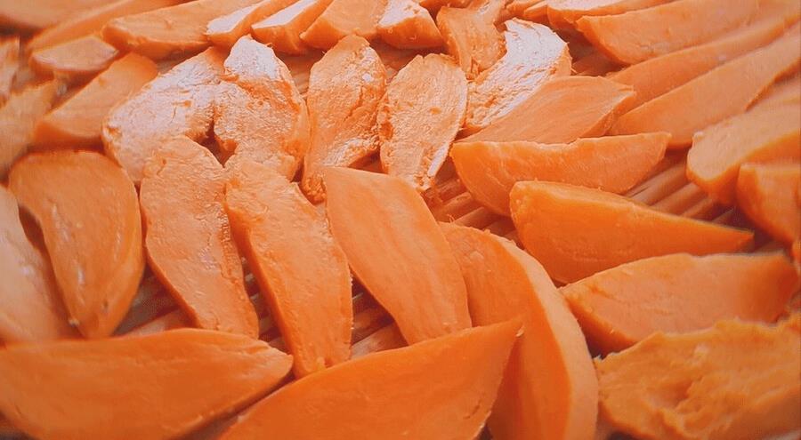 晒红薯干为什么要削皮呢,晒红薯干切完就晒