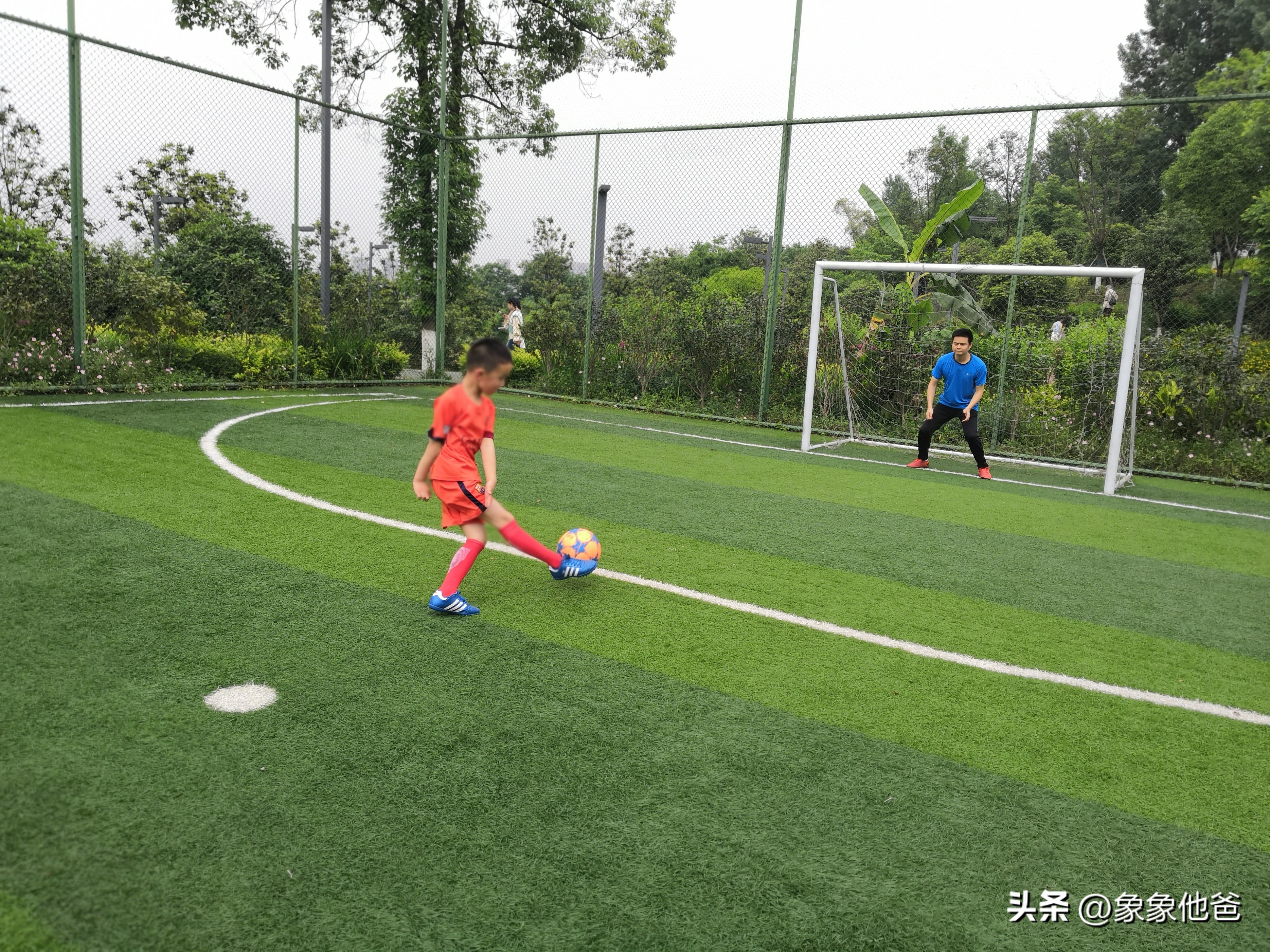 小孩子从小踢球到联赛花多少钱,教足球付费