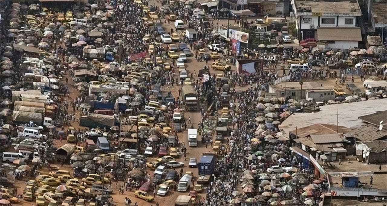 没见过这么穷的国家，买双拖鞋还要分期，一下雨半个国家都瘫痪
