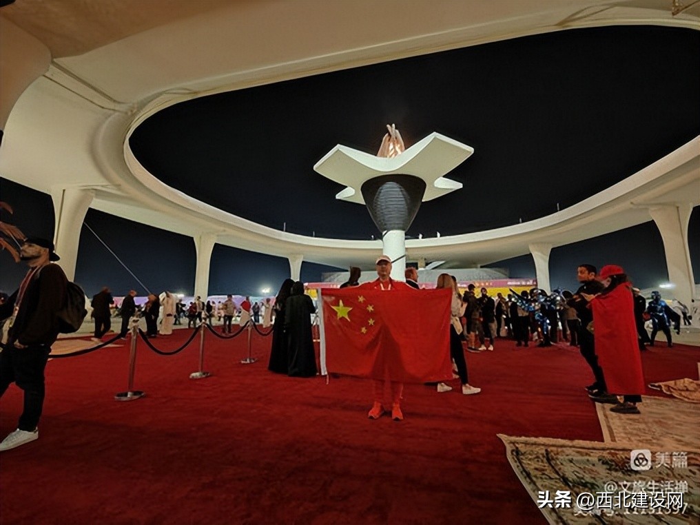 球迷王子与中国象棋冠军褚宸女士在卡塔尔世界杯