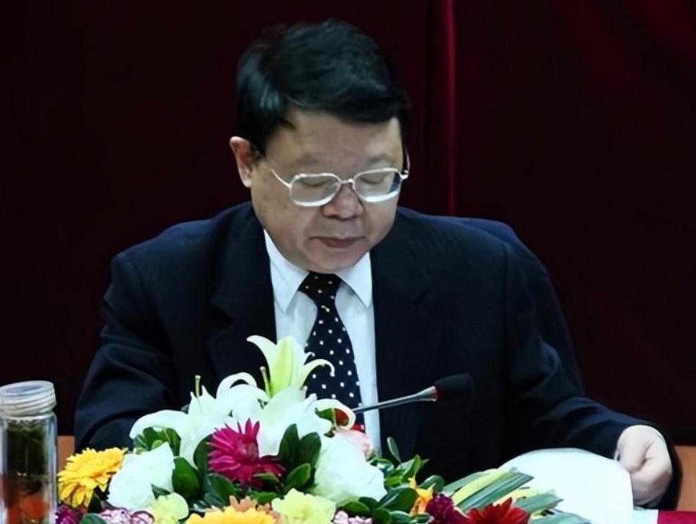 重庆扫黑局长文强：霸占警花十年不许结婚，被捕时家中发现2000万