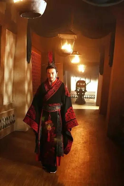 嬴驷蛰伏三年,嬴驷隐忍三年