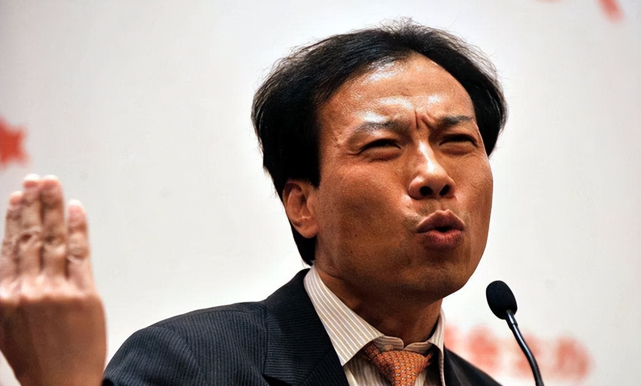 他小学没毕业，花10亿把“打工皇帝”招至麾下，600亿身价还*税逃**