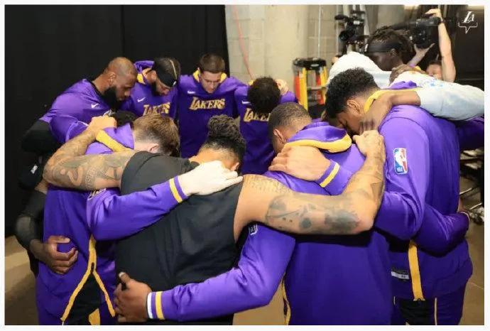 湖人vs灰熊g6老詹加时怒吼替补席,老詹狂砍40分带领湖人结束四连败