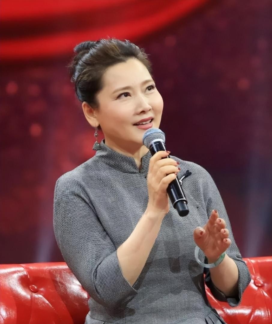 何赛飞嫁给老公的原因,何赛飞与妹妹同台十年演夫妻