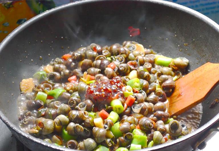 田螺焯水是冷水下锅还是热水下锅,田螺焯水是冷水下锅还是开水下锅