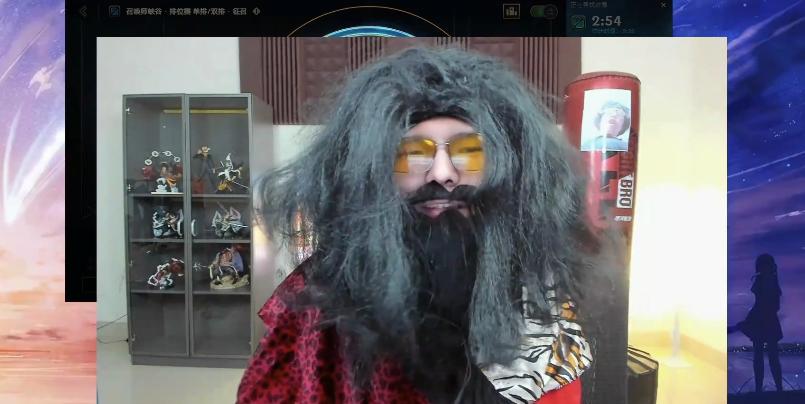 张嘉文直播秀肌肉，美女主播围观被超管封了：他脱衣服，封我干嘛