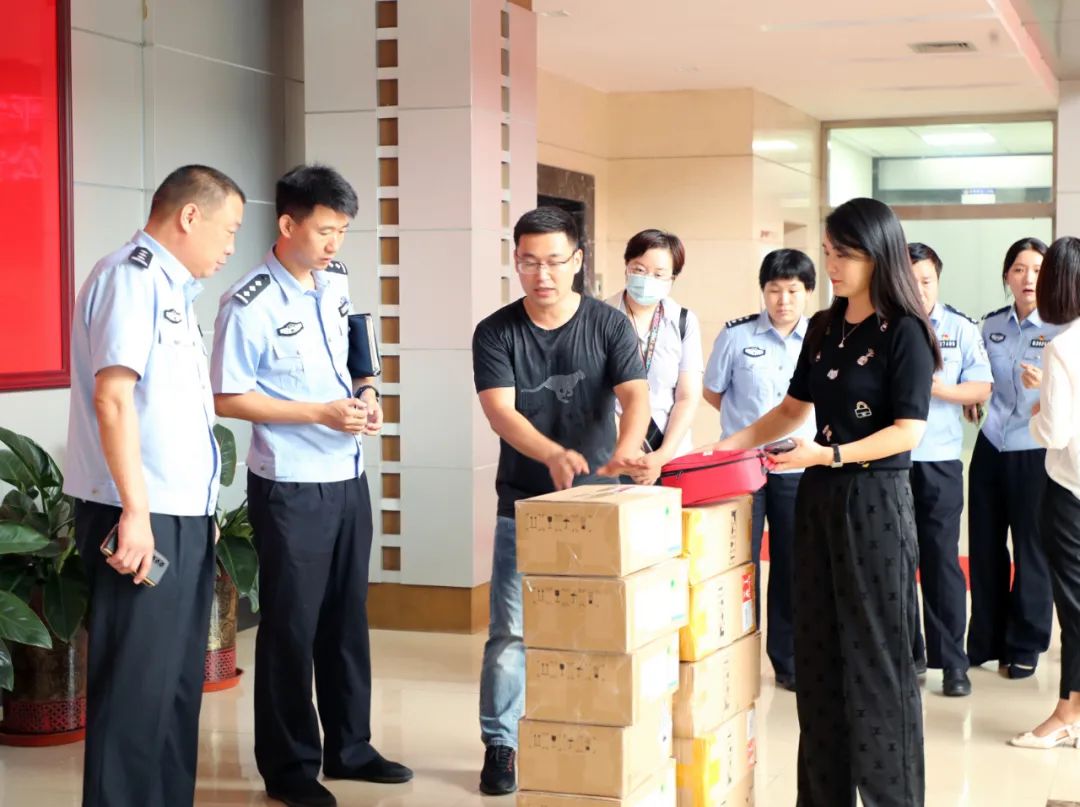 爱心捐赠暖警心警企携手战疫情,爱心捐赠助防控情暖人间保平安