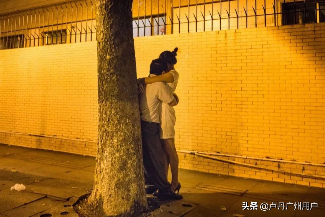 20年拍下150万张“东莞女工”在国外爆火：中国制造，不可思议！