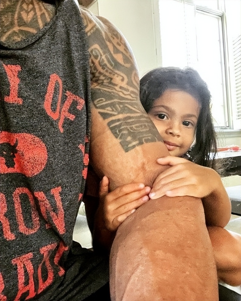 巨石强森和他的女儿们,巨石强森和他的大女儿照片