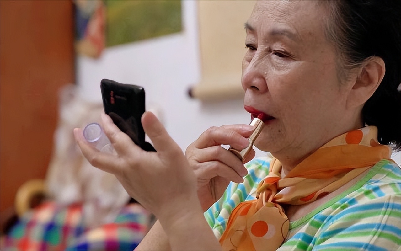 42岁唇纹深适合涂什么口红,为什么有的女人不适合涂口红