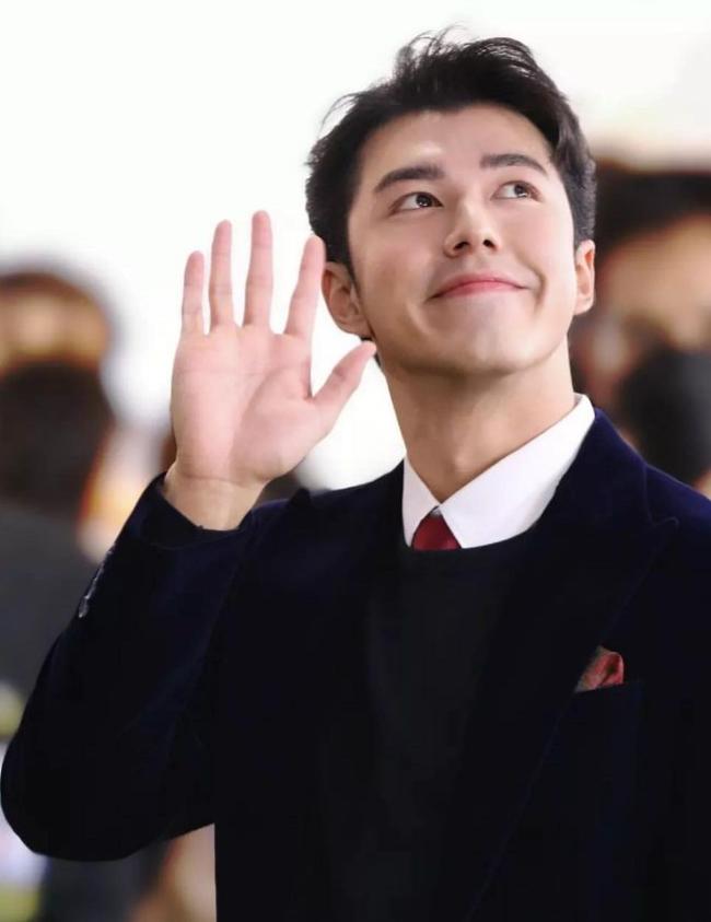 偶像剧照进现实！泰国顶流女星被男演员公开告白，5年友情变爱情