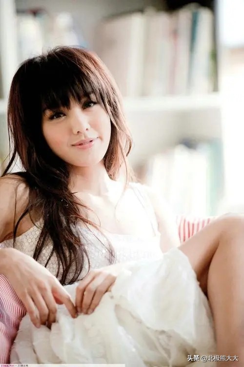 靠美貌迷倒10个男人，被港媒嘲讽30如狼，官恩娜的快乐不输萧亚轩