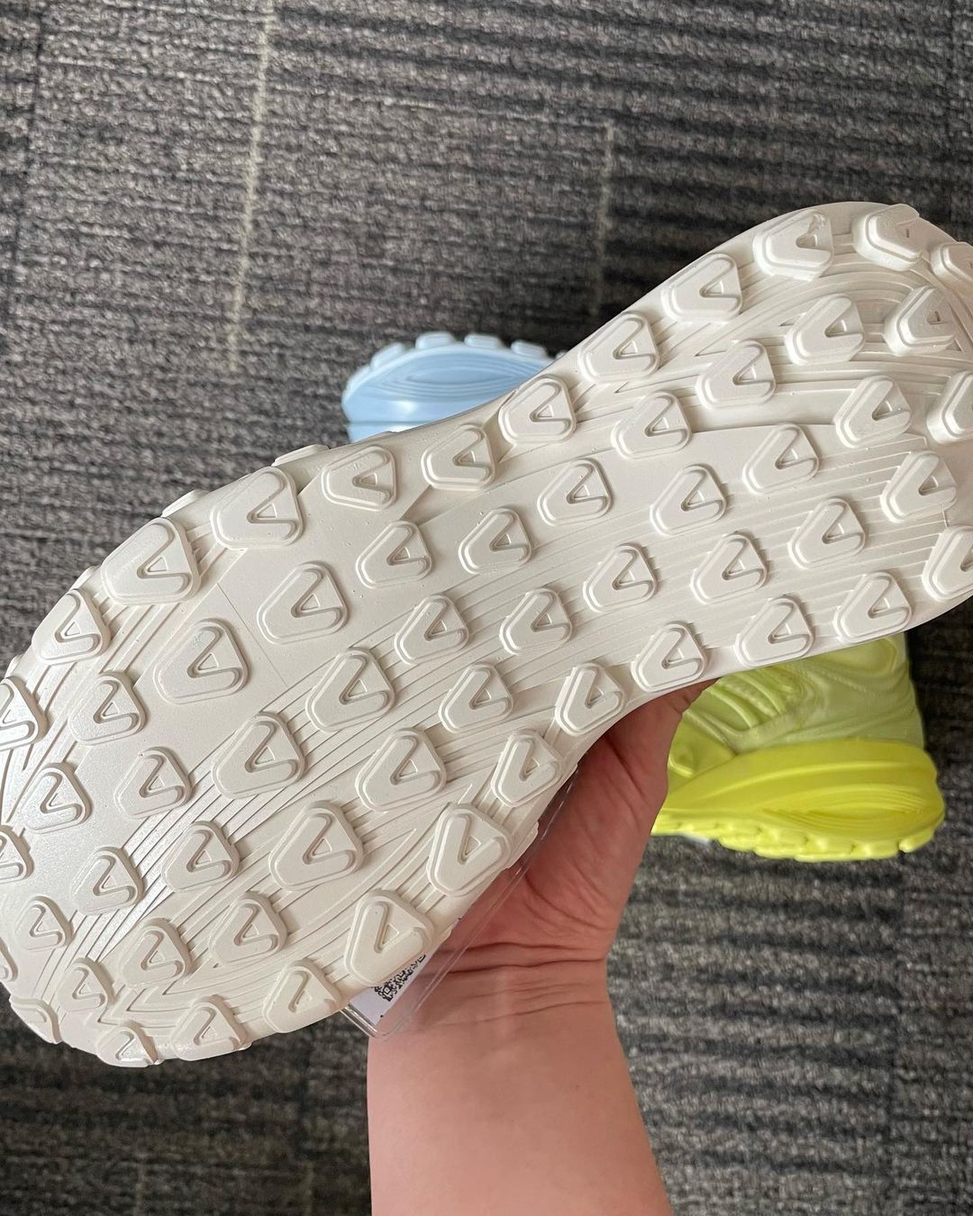 安踏多款老爹鞋曝光！满眼都是巴黎世家、新百伦的影子？