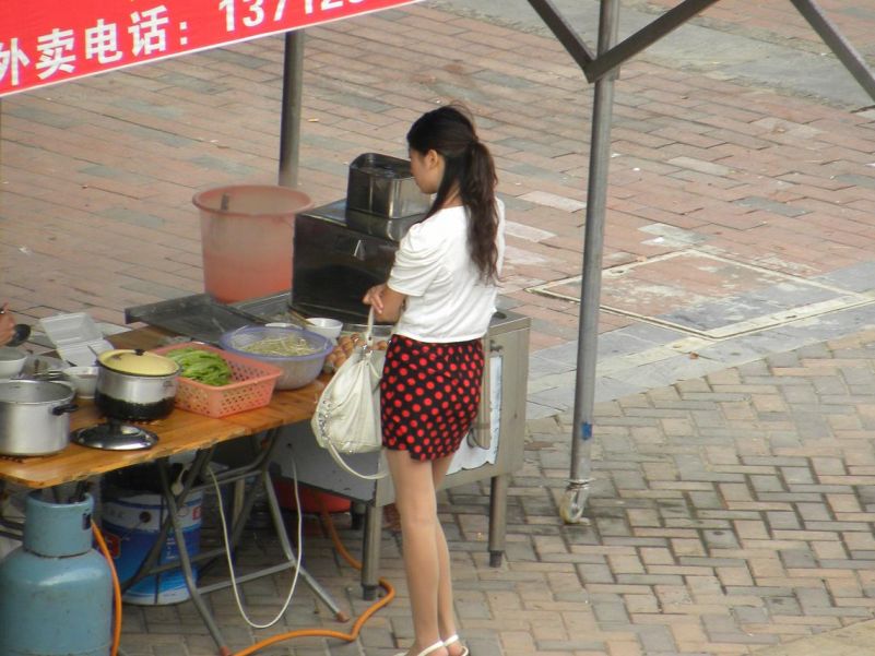 美少女在街边买肠粉，背影漂亮，让路人流连忘返！