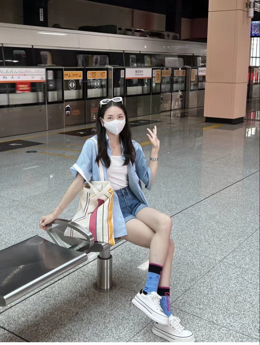 红色牛仔短裤搭配什么颜色上衣,微胖牛仔短裤搭配什么上衣