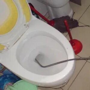 用皮搋子疏通马桶马桶后面溢水,马桶堵了怎么用马桶搋子疏通