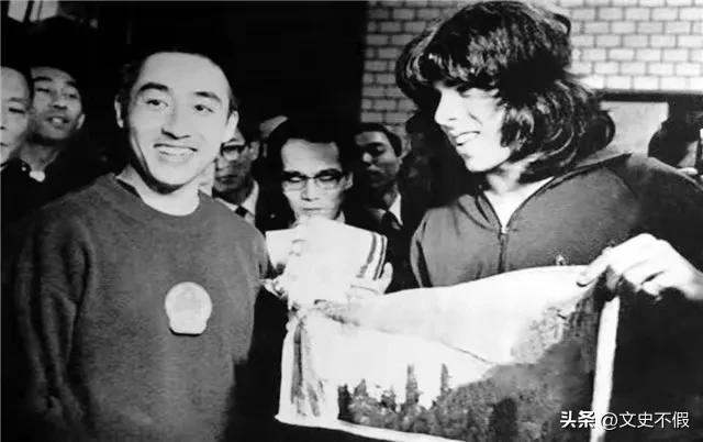 毛*东泽**、周恩来、*小平邓**和尼克松、卡特共同促成了1979年中美建交