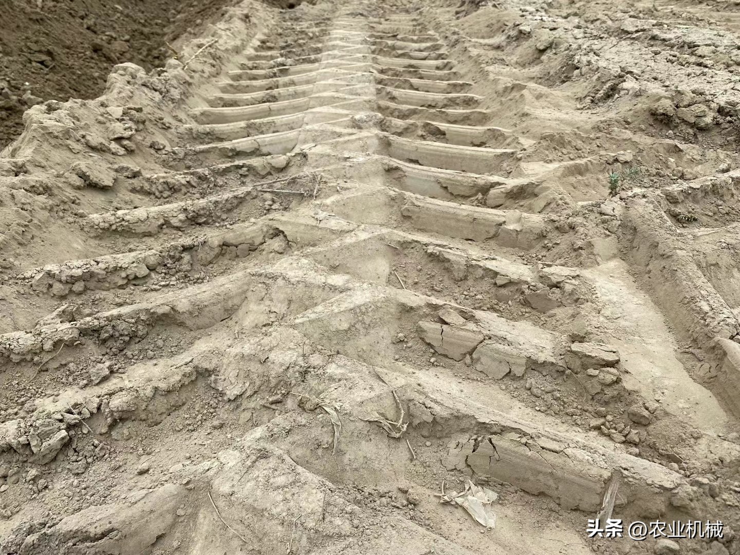 约翰迪尔954对比其他拖拉机,最新款约翰迪尔1004拖拉机怎么样