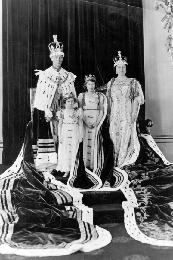 九十六张照片回顾英国女王的一生 (96张图看完英国女王的一生)