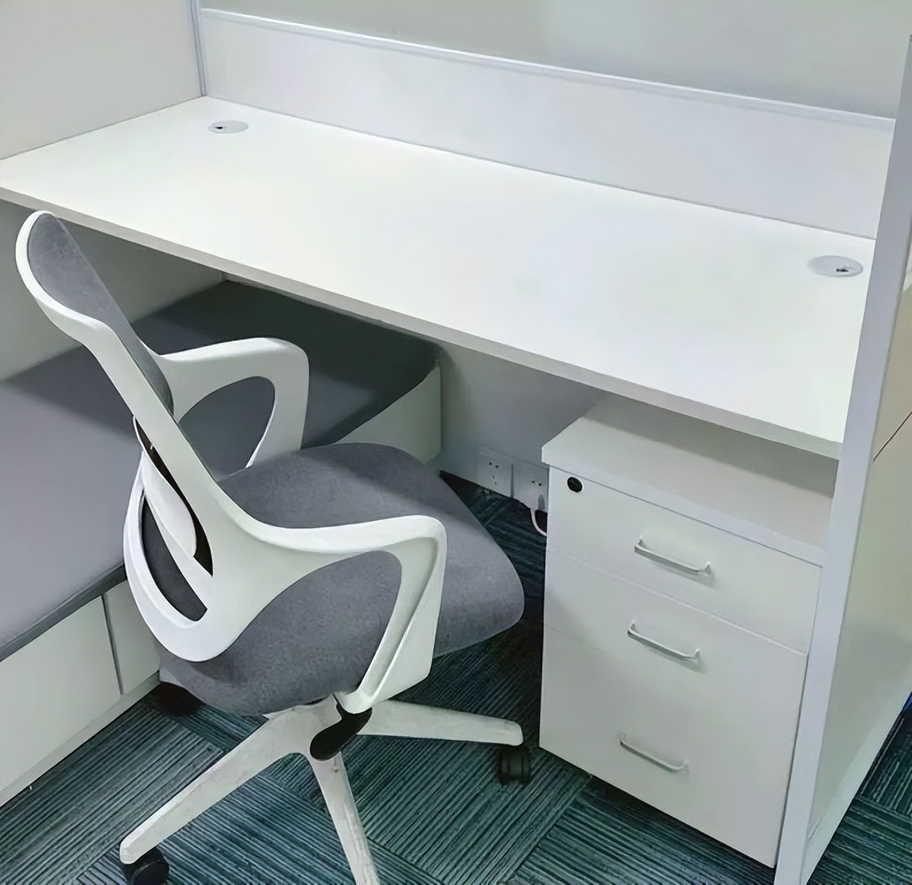 动物、绿植、手办，“花式”装饰丰富年轻人的办公桌