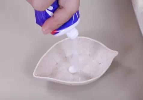 白色的鞋边脏了别用水洗，一个简单妙招，多脏的鞋边都能白净如新