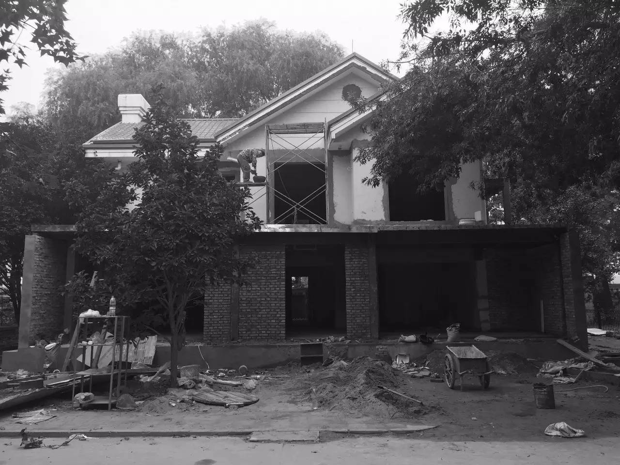 重庆富二代每月零花钱20万,破产后把80岁母亲*养送**老院,开直播还债