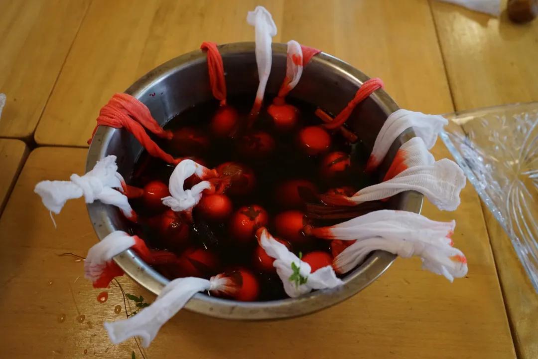 一个有大片绿地、果树、鱼塘、菜地，还有小鸡和鸭子的小岛幼儿园