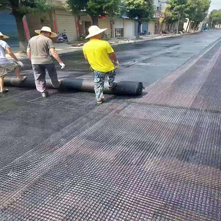 自粘式玻纤格栅施工,玻纤格栅在哪一步施工