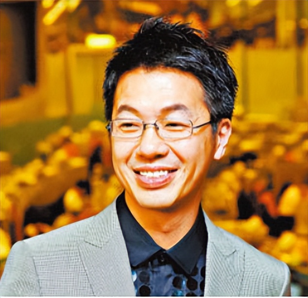 摆地摊、卖二手包的亿万富豪:姚君达的洋葱学让他从潮底翻上浪尖